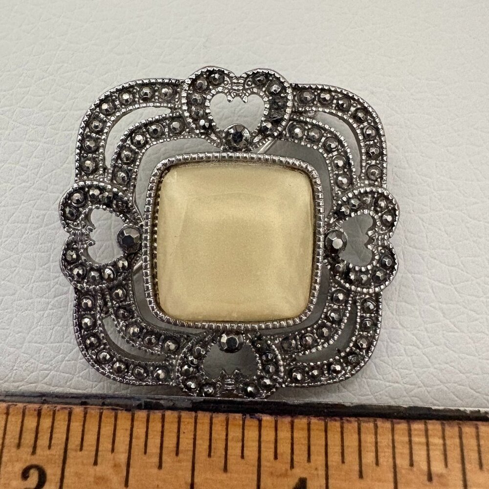 Two Vintage Pins Kenneth Cole and Liz Claiborne Angel with Cat - Picture 5 of 6